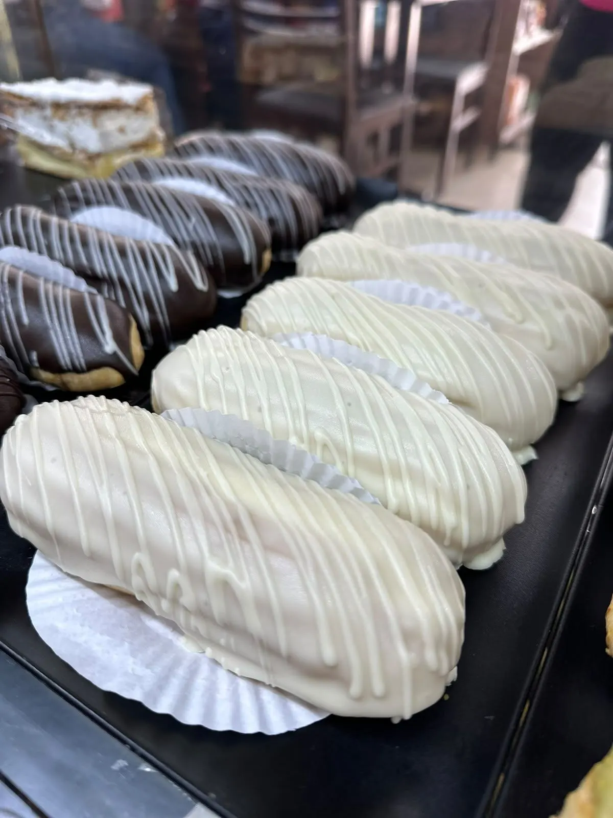 Bombas cobertas de chocolate branco com listras de chocolate