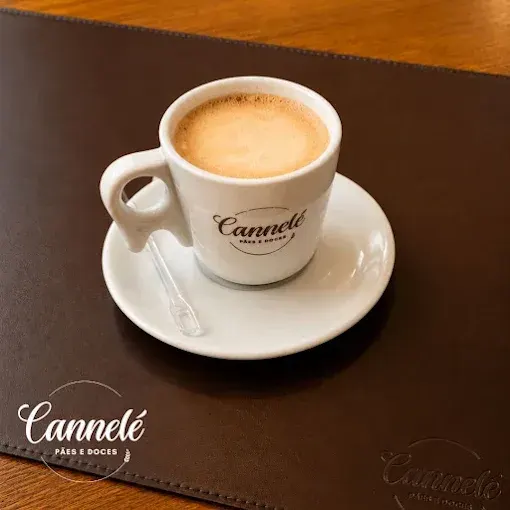 Média de café com leite na xícara da Cannelé