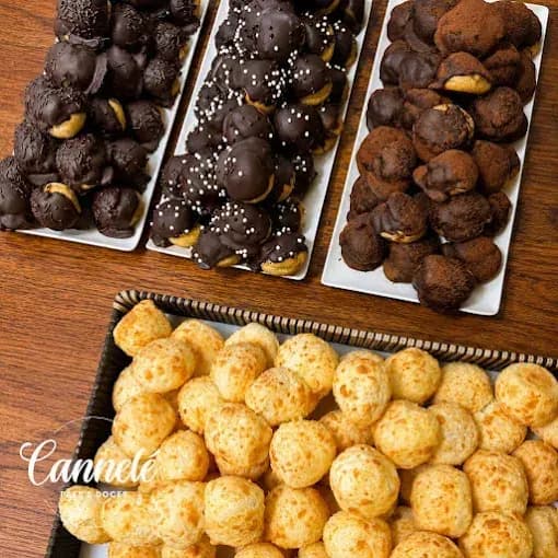 Docinhos de chocolate e pães de queijo em bandejas para festa