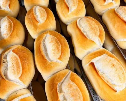 Pães franceses recém-assados na assadeira